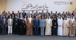 رئيس الوزراء في صورة جماعية مع الفائزين بجائزة مصر للتميز الحكومي والوفد الإماراتي